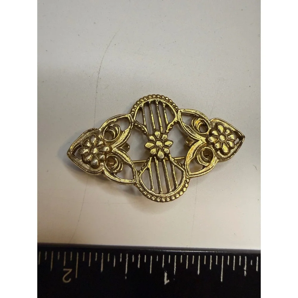 Gold Tone Floral Filigree Openwork Brooch Pin Vintage Textured Flower Jewelry